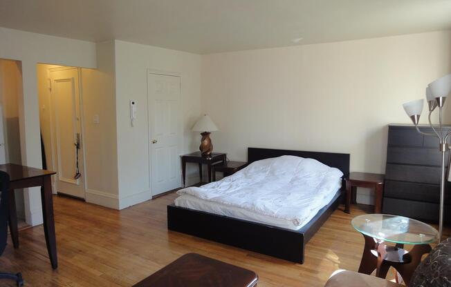 216 E 32 ST