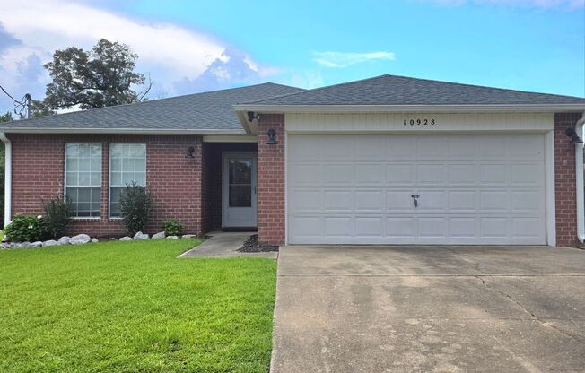 3/2 Cul-de-Sac Home with Huge Fenced Yard & Spacious Kitchen
