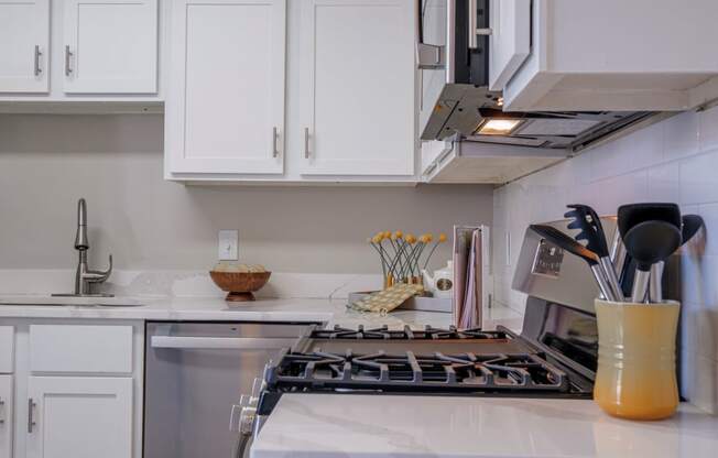 Heathermoor and Bedford Commons apartments kitchen with white cabinets and stainless appliances