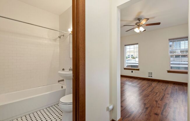 Studio, 1 bath, 359 sqft, $1,325, Unit 404