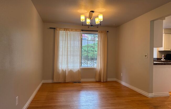 Beautiful Tri-level 4 beds, 2.5 baths plus den, within one mile from Cougar Ridge Elementary