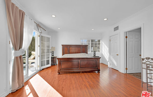 1133 S SWALL DR