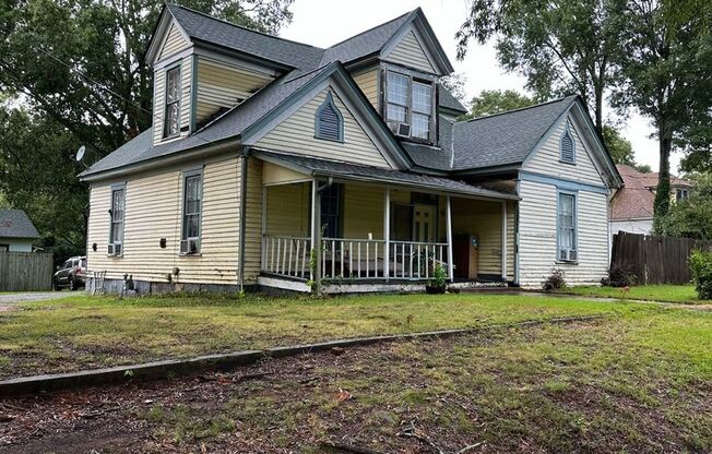 Cute 3 bedroom 1 bath house in historic Buena Vista district Athens, GA.