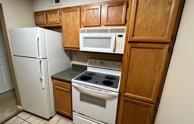 1 bed, 1 bath, $950, Unit apt 17