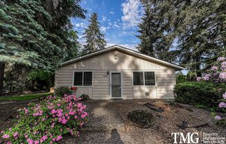 Charming Pet Friendly 2BR Condo with a Garage!