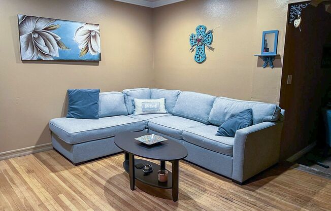 5 Bed 3 Bath House With Amazing Salt Water Pool!