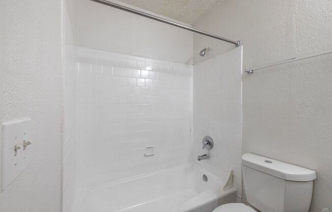 2 beds, 2 baths, 1,016 sqft, $1,195, Unit 2-13B