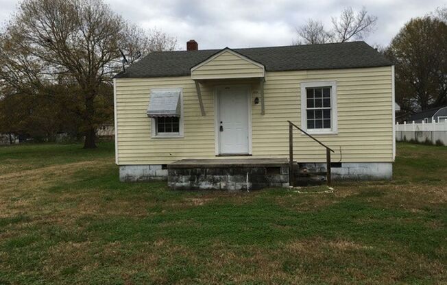 Cute 2 Bedroom Home with Hardwood Floors!