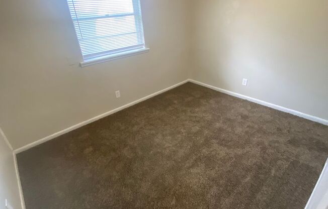 3 beds, 1 bath, 775 sqft, $850, Unit 415-17 Winfield-415 Winfield