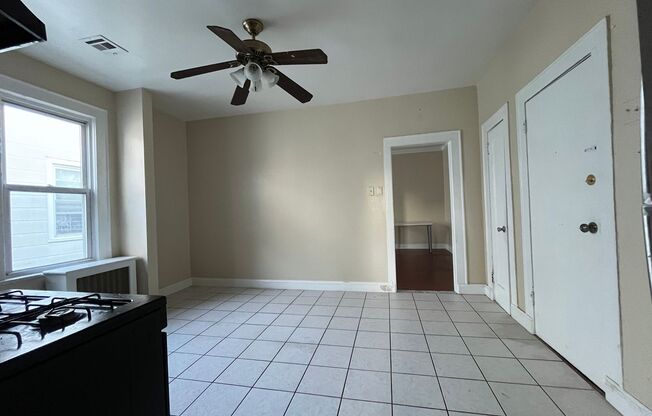 3 beds, 1 bath, 900 sqft, $2,189