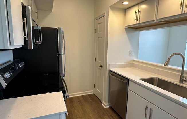 1 bed, 1 bath, 801 sqft, $1,450, Unit Unit 4