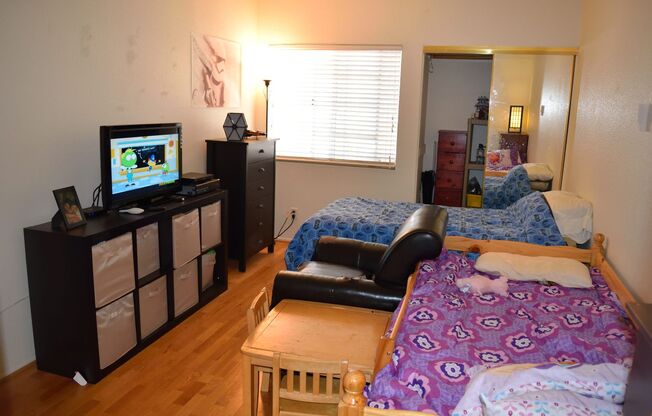 Oxnard Condominium 1 Bedroom 1 Bathroom private garage