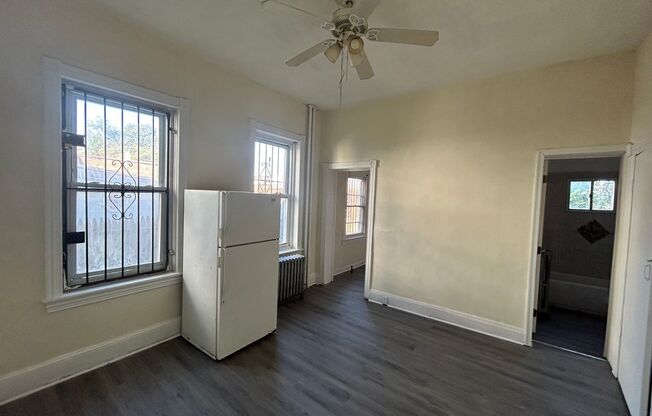 1 bed, 1 bath, $895, Unit 1R