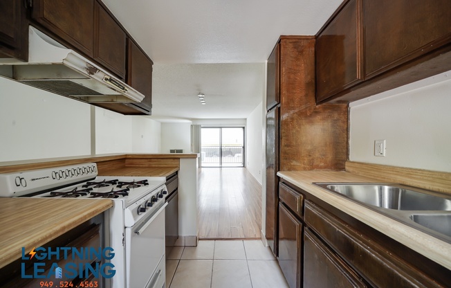 6827 WHITSETT AVE