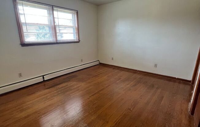 2 beds, 1 bath, 903 sqft, $1,250, Unit B-8