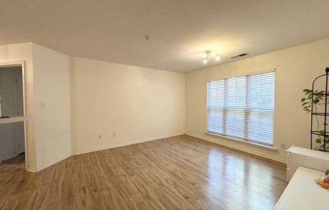3 beds, 2 baths, $1,900, Unit Unit D