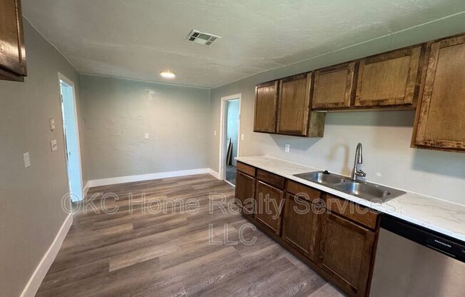3037 NW 27