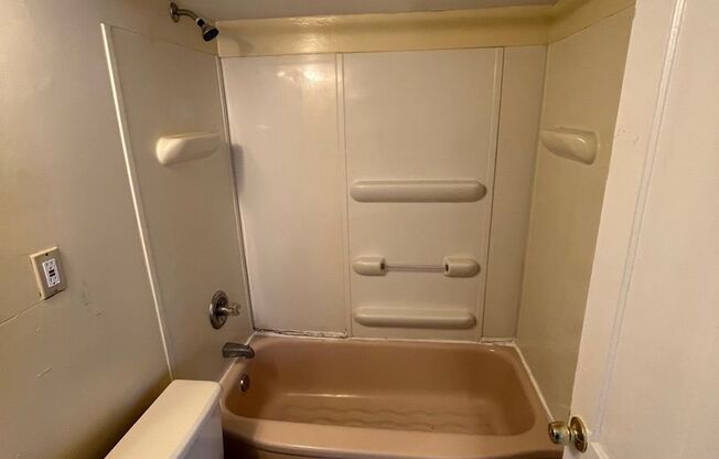 1 bed, 1 bath, $950, Unit 2