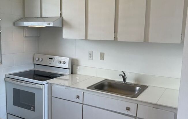 Studio w/ parking -Close to UH! Views of Diamond Head- Electricity Included