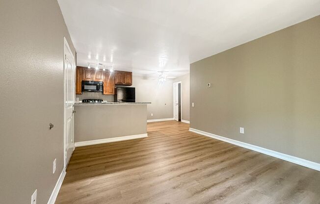 2 beds, 1 bath, 880 sqft, $2,538, Unit 007