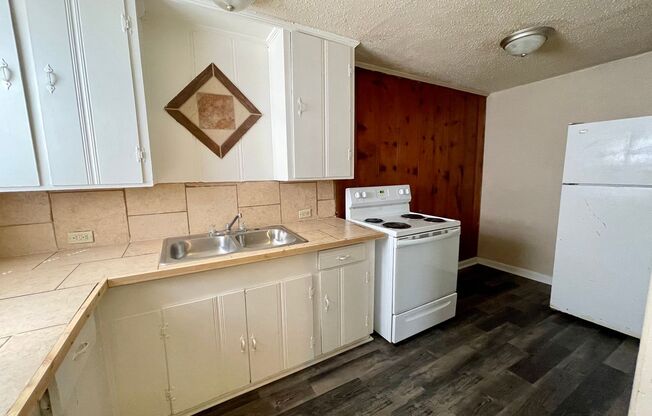 1 bed, 1 bath, 840 sqft, $650, Unit 949 Essex St -(W/Gbg Paid) (Electric Cap $60) - RTR