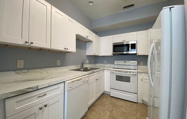 3 Bedroom, 2.5 Bath Corner Unit Townhome in Kissimmee!