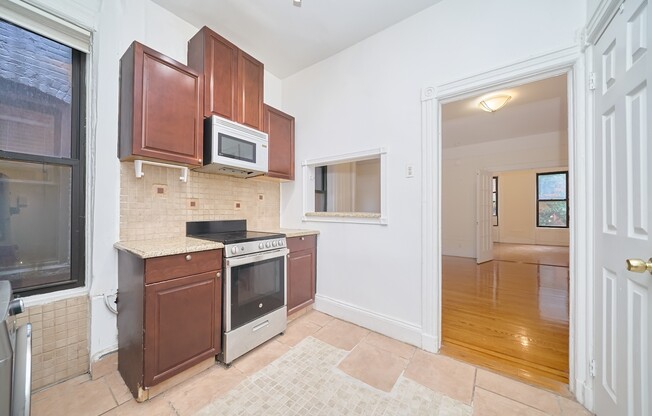 2 beds, 1 bath, $3,750, Unit 4R