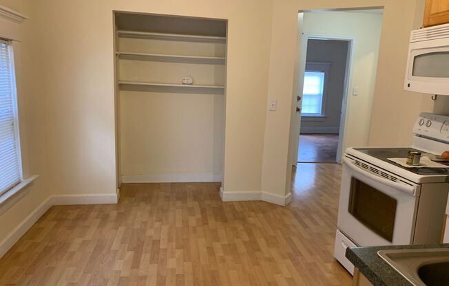 2 beds, 1 bath, 800 sqft, $1,000, Unit 505 1/2