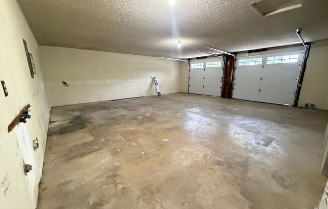 3 beds, 2 baths, $2,595