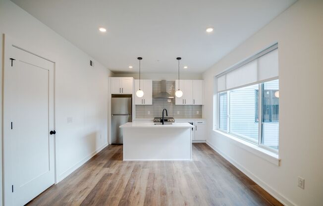 2 beds, 2 baths, 895 sqft, $1,875, Unit 201