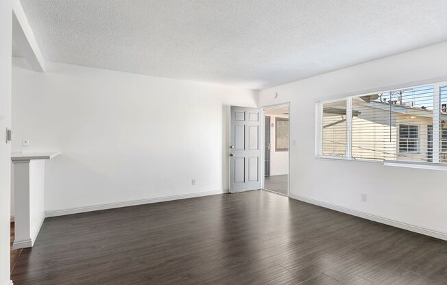 2 beds, 1 bath, 733 sqft, $2,195, Unit 07