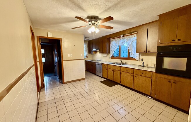 2 beds, 1 bath, 1,200 sqft, $2,600, Unit 1