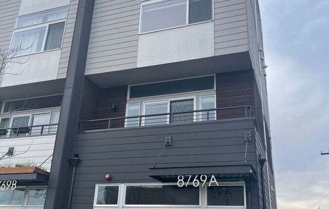 8769 15 AVE NW