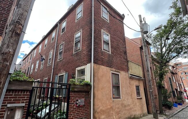 Gorgeous 2-Bedroom Townhome in Society Hill! Available NOW!