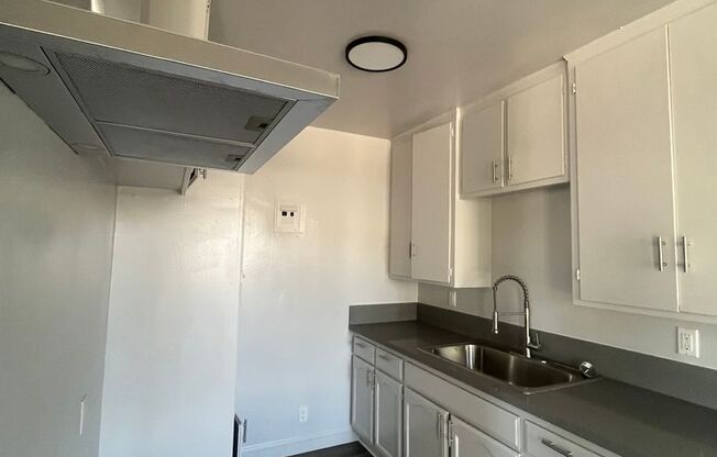 1 bed, 1 bath, $2,000, Unit 09