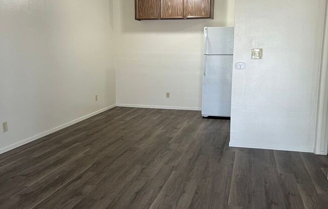 1 bed, 1 bath, $950, Unit 8