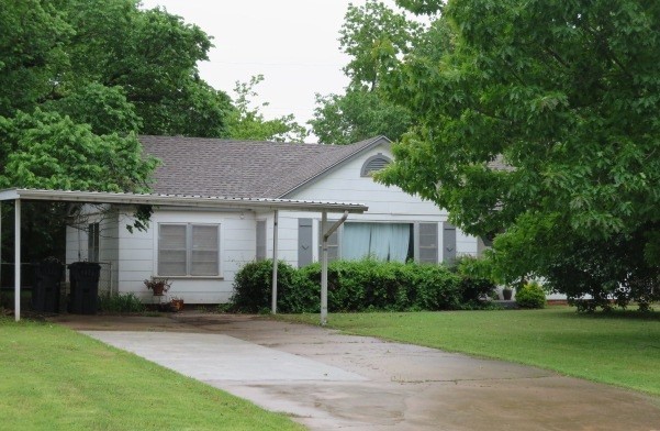 3 bed, 1 bath home for rent near north May and Wilshire Blvd. New paint and carpet!