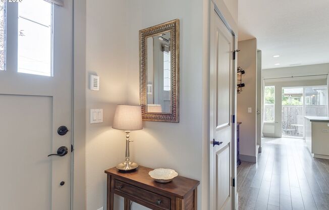 Incredible 2 Bed 1.5 Bath + Den  in N Portland near Peninsula Park! A/C and More!