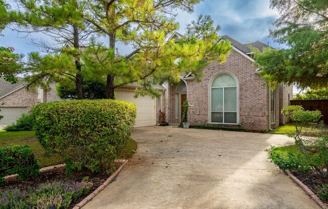 Beautiful home in a great quiet neighbourhood of its own. Five bedrooms, Four baths. Washer dryer space,