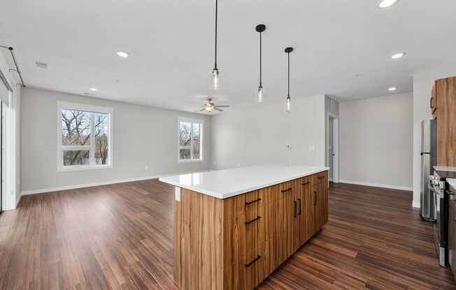 2 beds, 2 baths, 1,577 sqft, $2,600, Unit 402