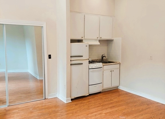 Studio, 1 bath, 425 sqft, $2,650, Unit 2F