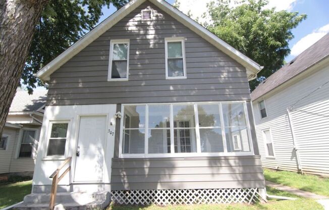 Nice 2 Bedroom 1 Bath House with Garage in Davenport