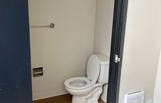 Studio, 1 bath, 220 sqft, $1,150, Unit B47