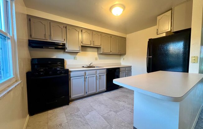 Must-See Two Bedroom Townhouse in Plum! Updated Kitchen, NEW Carpet & More! Call Today!