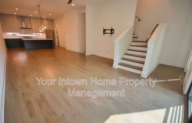 550 N HIGHLAND AVE NE