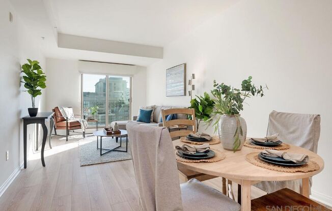 UNBEATABLE LOCATION 1 BEDROOM, TOP FLOOR  + PARKING IN THE HEART OF GASLAMP QUARTER– PETS WELCOME!!!