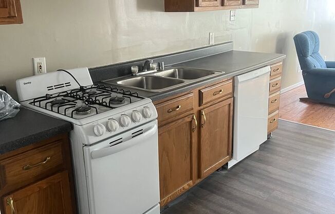 1 bed, 1 bath, 650 sqft, $700, Unit Unit 3