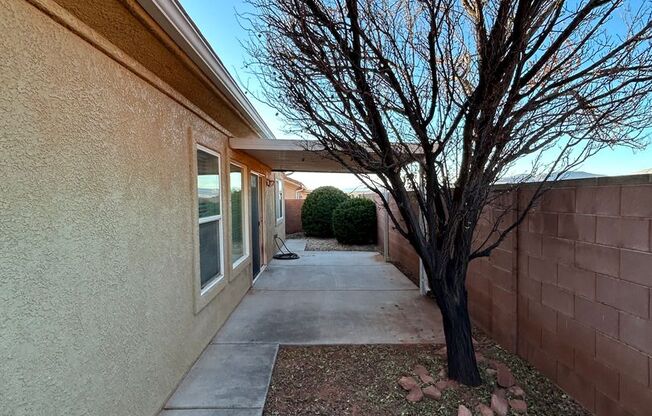 3 beds, 2 baths, $2,095, Unit Cameo PARK HOA.