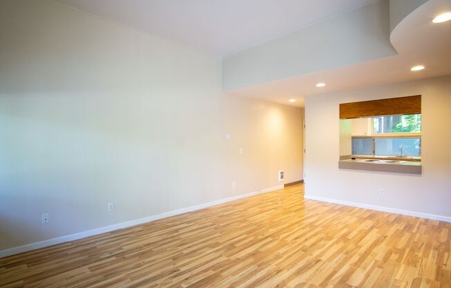 Fantastic Lake Oswego 1Bdr w/Fireplace, Dishwasher, W/D & Patio!