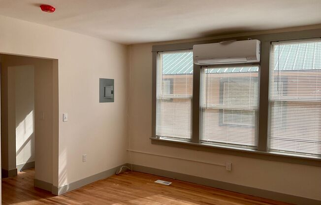 Studio, 1 bath, $1,050, Unit 721 Macon Ave #7